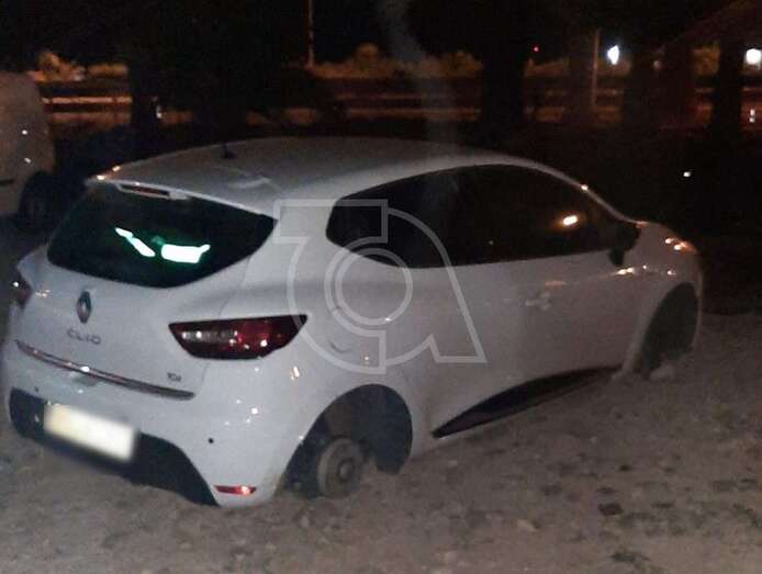 El vehículo sin los cuatro neumáticos y apoyado en el suelo sobre los ejes/TA.